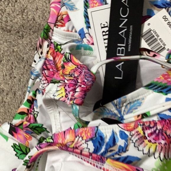 New. La Blanca floral Tankini set. Normally $189
8-top/10-bottom - Picture 14 of 15